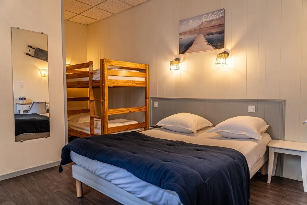 Chambre Famille pour 4 personnes avec 1 lit double et 2 lits superposés