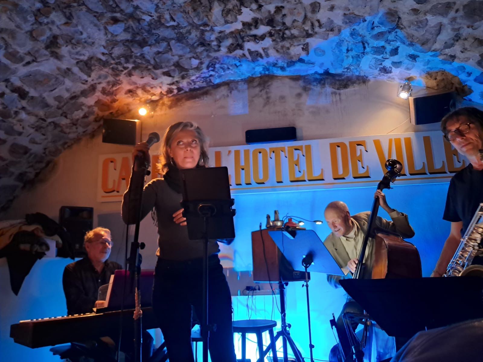 Concert dans la salle voûtée.