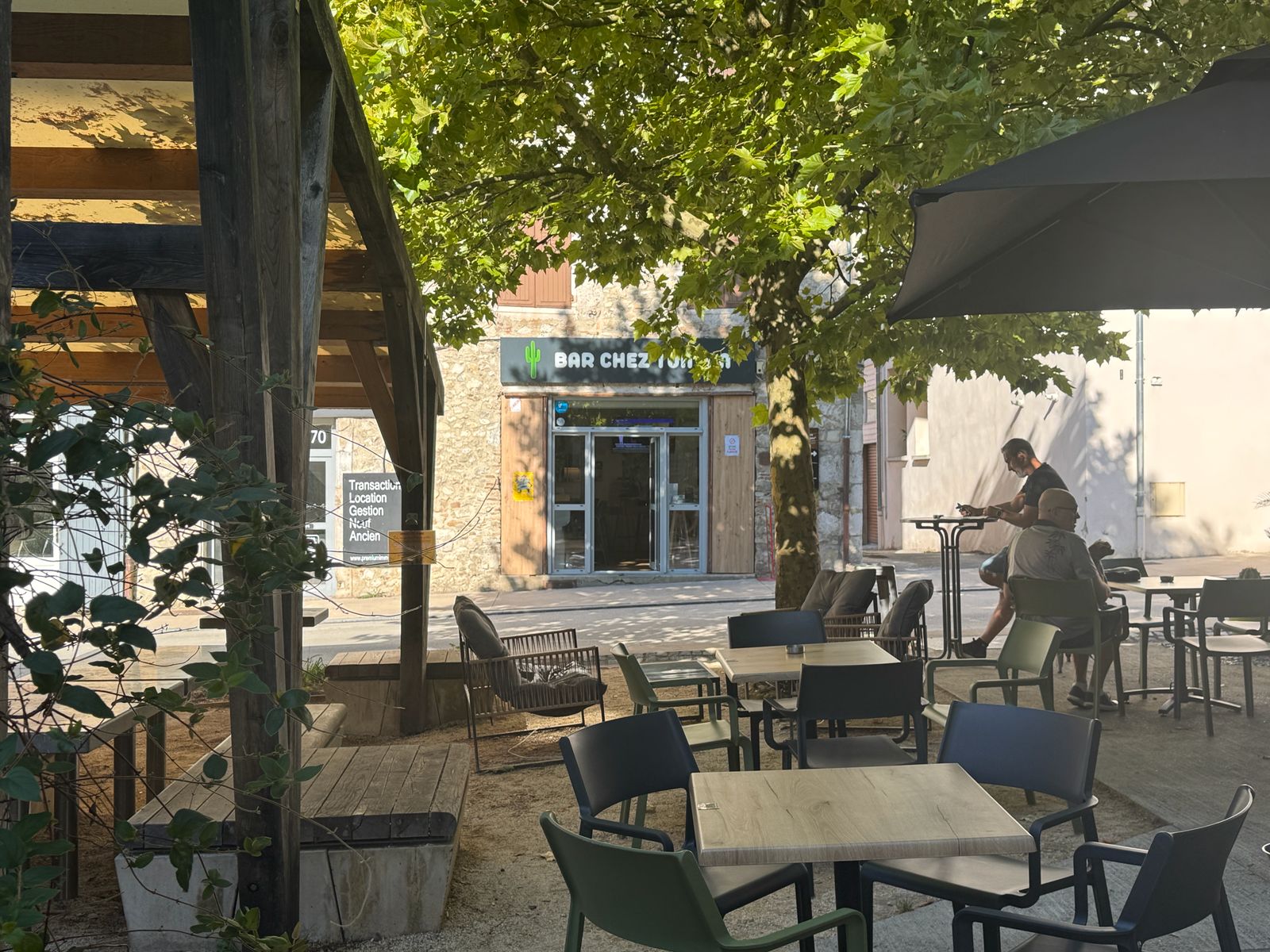 La façade et la terrasse