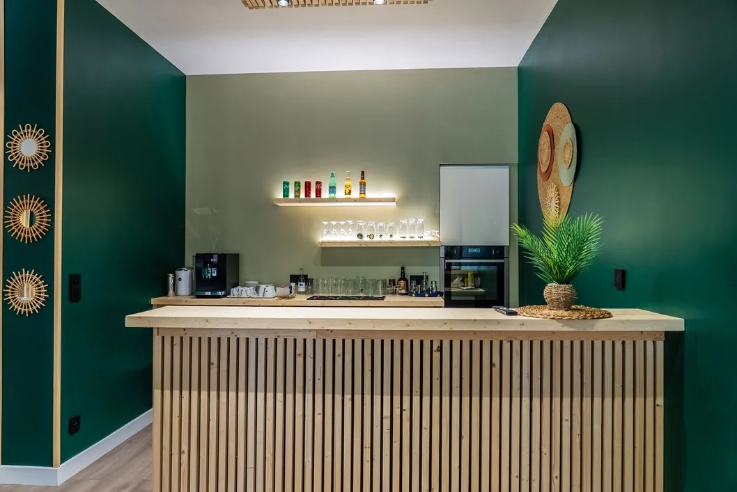 Espace bar self-service de l'hôtel