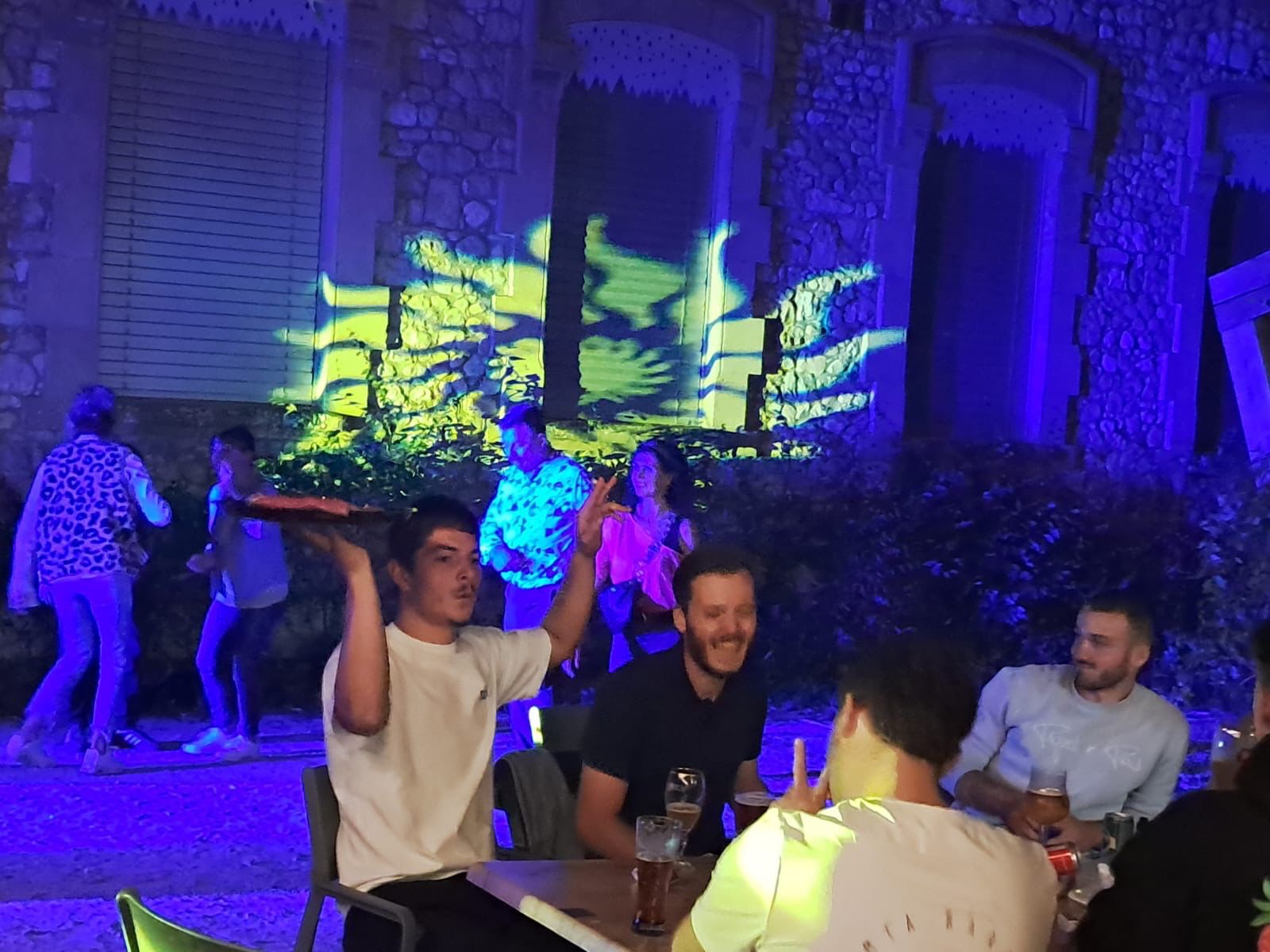 Soirée dansante en terrasse.